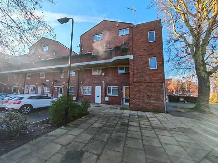 2 Bedroom Maisonette For Sale In Priors Field, Northolt, UB5