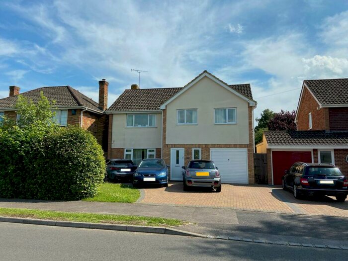 4 Bedroom Detached House To Rent In Amberley Drive, Twyford, Reading, Berkshire, RG10