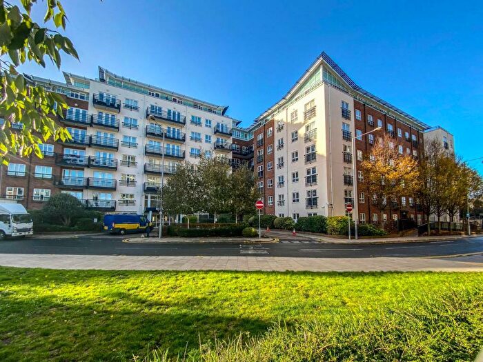 2 Bedroom Flat For Sale In Dartmouth House, KT2