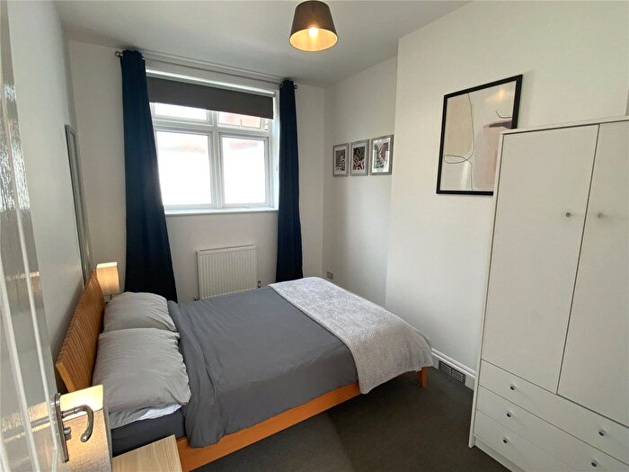 3 Bedroom Flat To Rent In Queens Road, Weybridge, Surrey, KT13