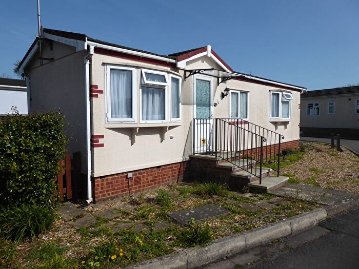 1 Bedroom Park Home For Sale In Mytchett Farm Park, Mytchett, Nr Camberley, GU16