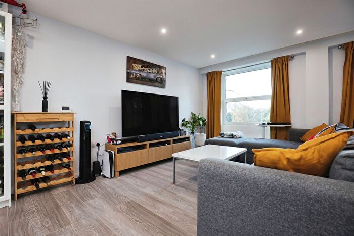 2 Bedroom Flat To Rent In Clarendon Avenue, Leamington Spa, CV32