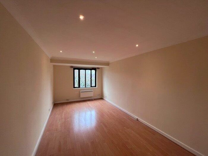 1 Bedroom Flat To Rent In Lyonsdown Road, New Barnet, Barnet, EN5