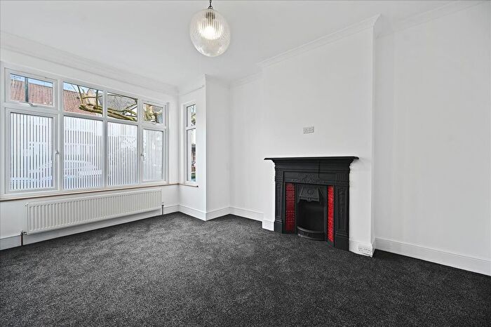 3 Bedroom Flat To Rent In Drayton Road, London, NW10