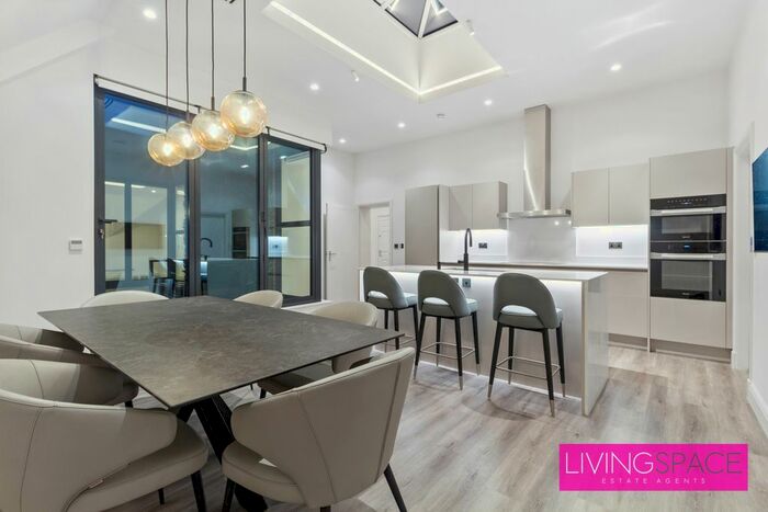 3 Bedroom Flat To Rent In Camlet Way, Barnet, EN4