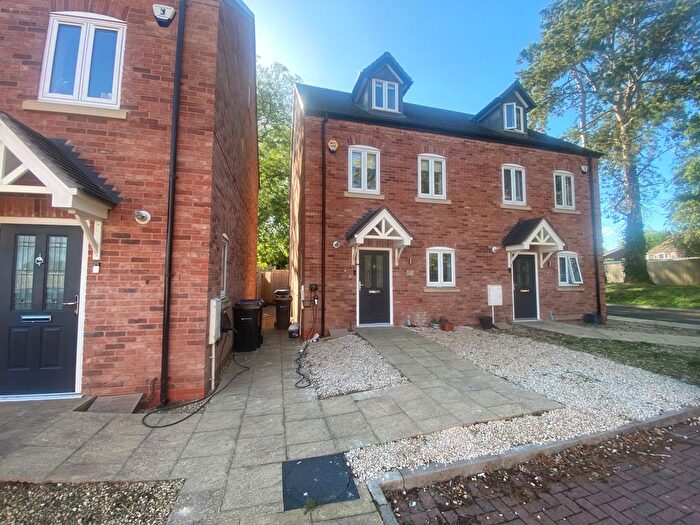 3 Bedroom Semi-Detached House To Rent In Woodland View, Birmingham, B31