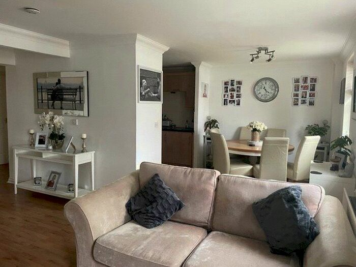 2 Bedroom Flat To Rent In Gawton Crescent, Netherne On The Hill, Surrey, CR5