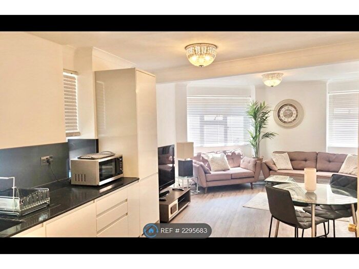 2 Bedroom Flat To Rent In Charlbert Court, London, NW8