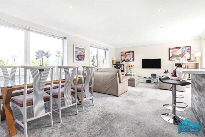 2 Bedroom Penthouse For Sale In Gainsborough Road, Woodside Park, London, N12