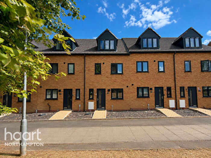 3 Bedroom Town House For Sale In Park Walk, Northampton, NN5
