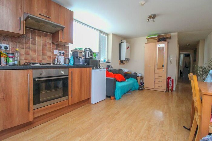 2 Bedroom Flat To Rent In Richmond Road, Roath, Cardiff, CF24