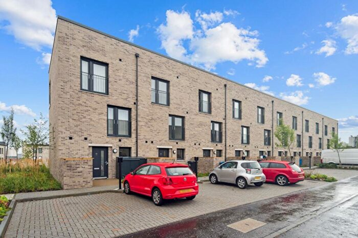 3 Bedroom Town House To Rent In Maltings Wynd, Dundashill, Glasgow, G4