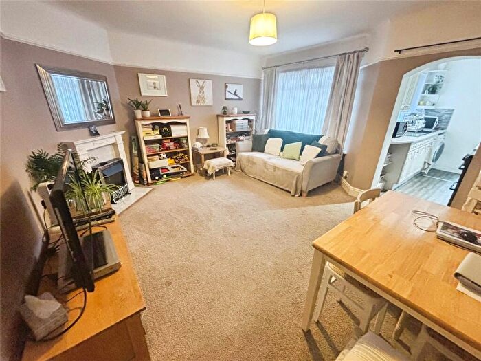 2 Bedroom Maisonette For Sale In Kingston Road, Portsmouth, Hampshire, PO1