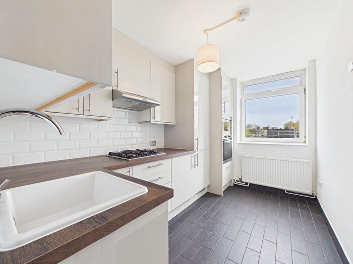 2 Bedroom Flat To Rent In Chambord Street, London, E2