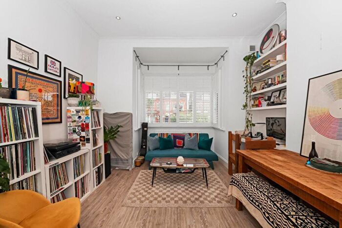2 Bedroom Flat For Sale In Lordship Lane, East Dulwich, London, SE22