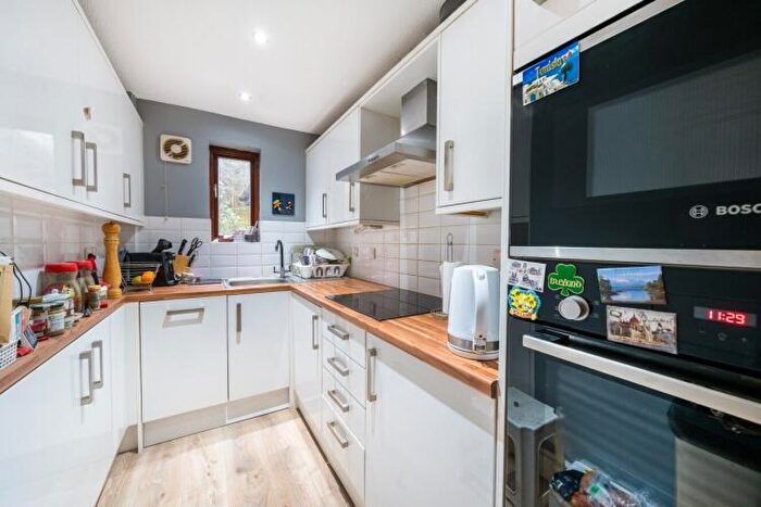 2 Bedroom Apartment To Rent In Grovelands Close London, SE5