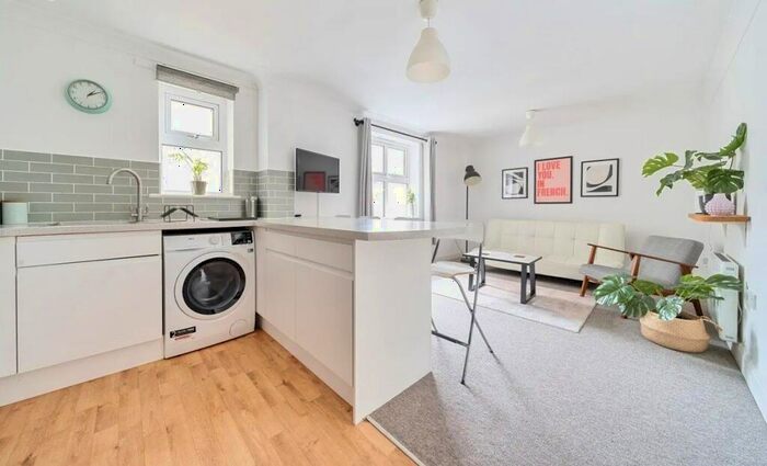 2 Bedroom Flat To Rent In West Gardens, E1W