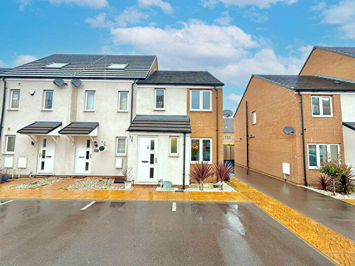 2 Bedroom End Of Terrace House For Sale In Fauna Field, Dunstable, LU5
