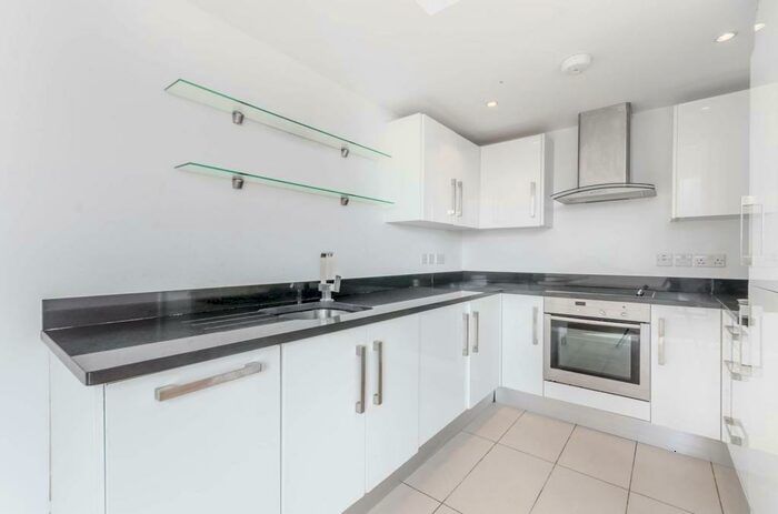 3 Bedroom Flat To Rent In Waterson Street, Hoxton, London, E2