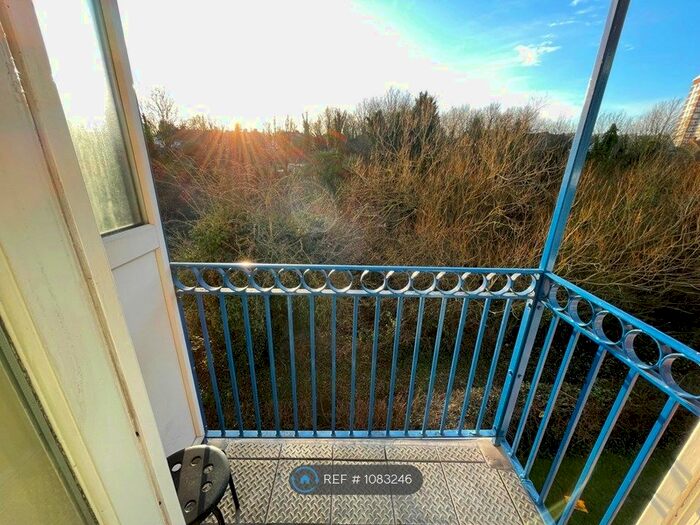 2 Bedroom Flat To Rent In River Bank Close, Maidstone ME15