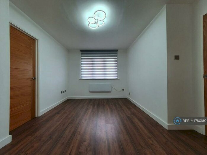 1 Bedroom Flat To Rent In Larmans Rd, Enfield, London, EN3