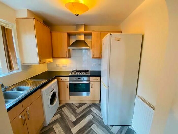 2 Bedroom Flat To Rent In Sandhill Close, Bradford, BD8