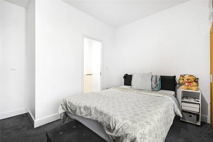3 Bedroom Apartment For Sale In Wealden House, Capulet Square, Talwin Street, Bow, London, E3