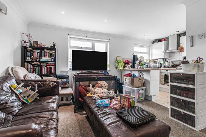 3 Bedroom Duplex To Rent In Watford Way, Hendon, NW4