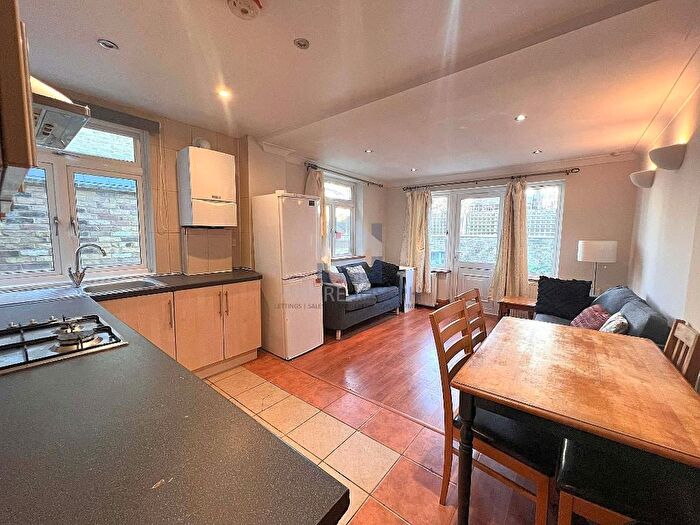 3 Bedroom Flat To Rent In Tooting Bec Road, Tooting Bec, London, SW17