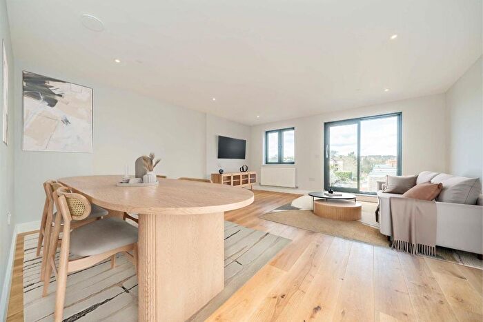3 Bedroom Maisonette For Sale In Kingston Road, Wimbledon, SW20