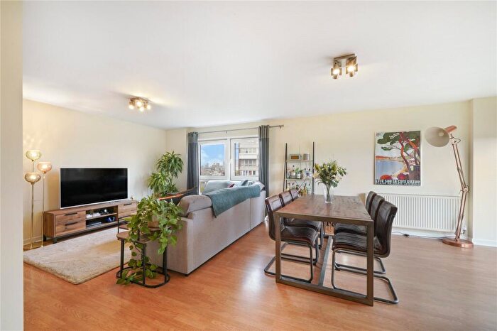 2 Bedroom Apartment For Sale In Commercial Road, London, E14