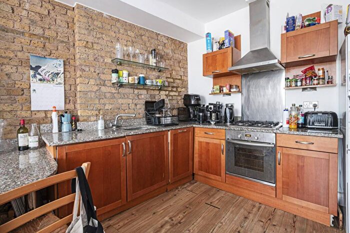 2 Bedroom Flat To Rent In Gowers Walk, Aldgate, London, E1