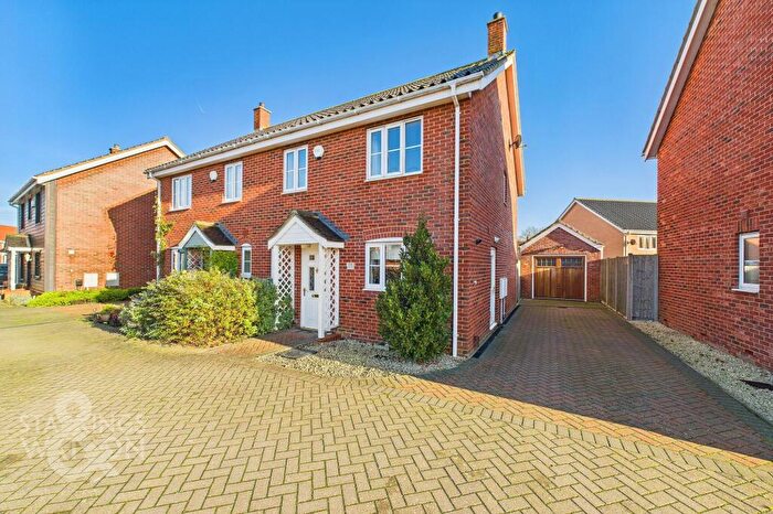 3 Bedroom Semi Detached House For Sale In Mentmore Way, Poringland, Norwich, NR14