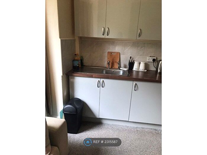 1 Bedroom Flat To Rent In Roundhay Place, Leeds, LS8