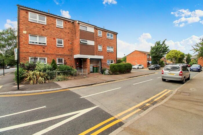 1 Bedroom Flat To Rent In Alnwick Road, Canning Town, London, E16