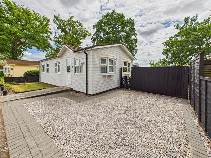 2 Bedroom Park Home For Sale In Third Avenue, Garston Park, Tilehurst, Reading, RG31