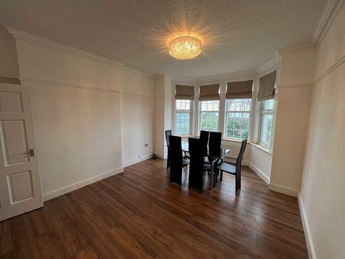 2 Bedroom Apartment To Rent In Grand Parade, Leigh-On-Sea, SS9