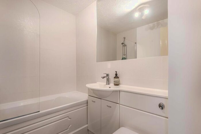 2 Bedroom Flat To Rent In Henley On Thames, Oxfordshire, RG9