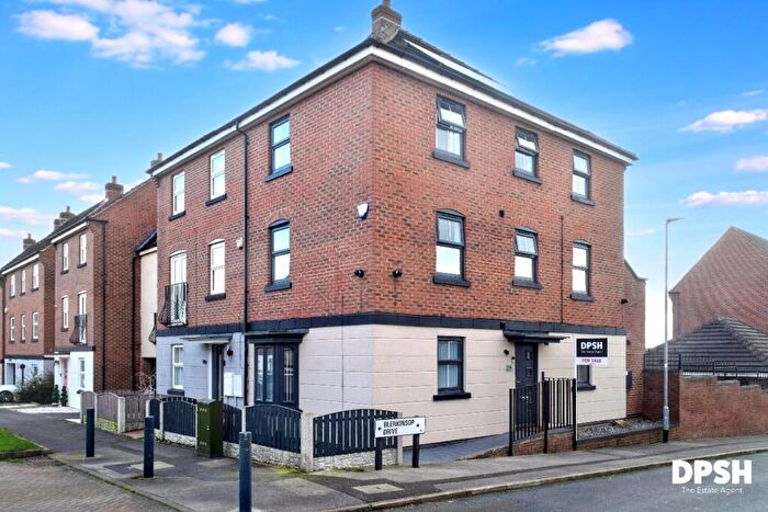 4 Bedroom Town House For Sale In Blenkinsop Drive, Leeds, LS10