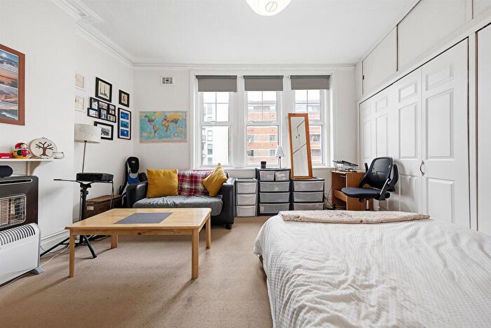 Flat To Rent In Balham Hill, London, SW12
