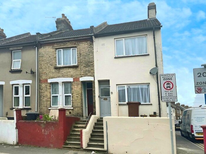 3 Bedroom Terraced House To Rent In Magpie Hall Road, Chatham, Kent, ME4