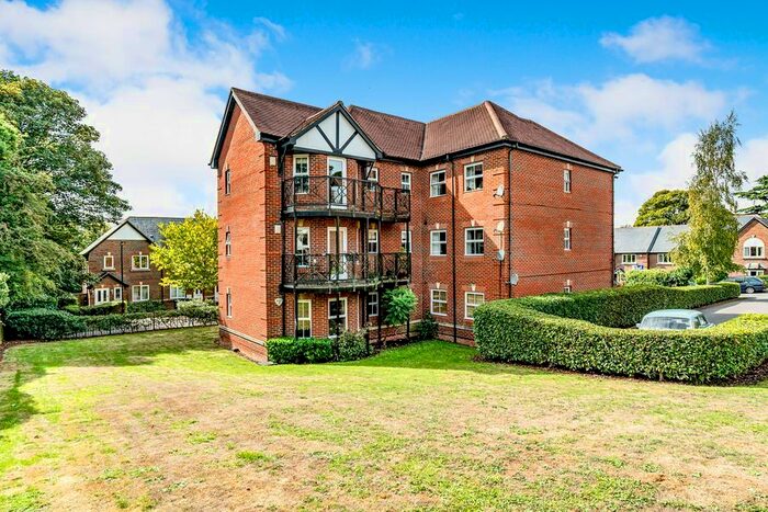 1 Bedroom Flat To Rent In West View, Shrubbery Close, High Wycombe, HP13