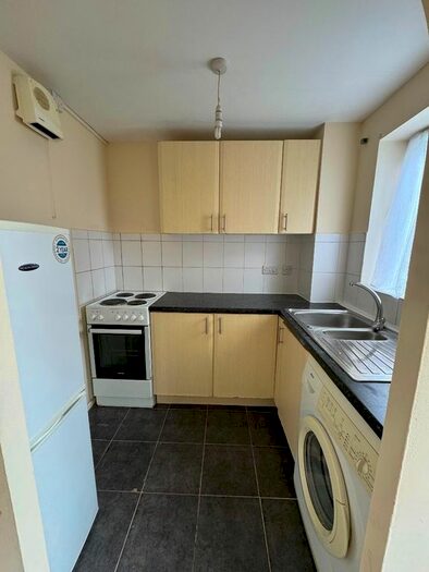 1 Bedroom Flat To Rent In Linwood Crescent, Enfield, EN1
