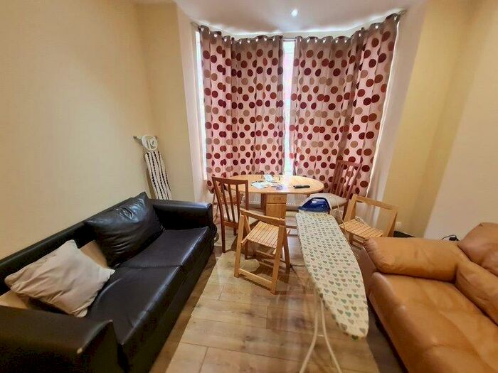 6 Bedroom House Of Multiple Occupation To Rent In Cawdor Road, Manchester, Greater Manchester, M14