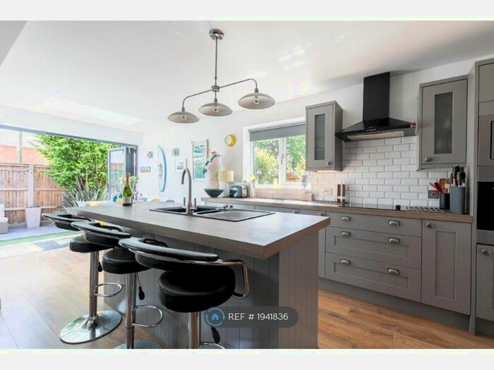 2 Bedroom End Of Terrace House To Rent In Somerset Close, Hersham, Walton-On-Thames, KT12