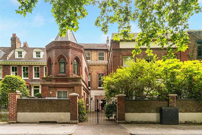 3 Bedroom Flat For Sale In Victoria Park Square, London, E2