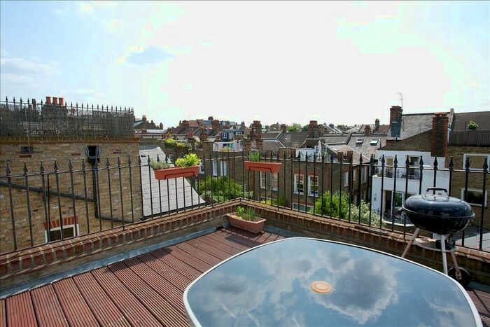 3 Bedroom Flat To Rent In Beauchamp Road, Clapham, London, SW11