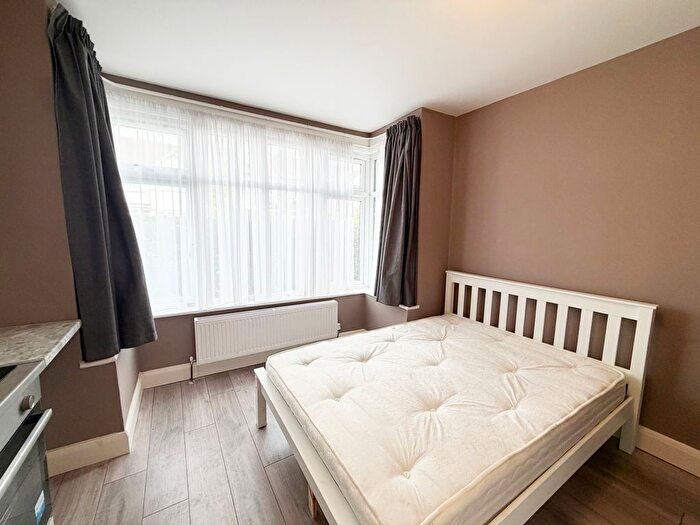 Studio To Rent In Hamilton Road, London, NW11