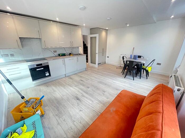 3 Bedroom Flat To Rent In Sussex Way, London, N7