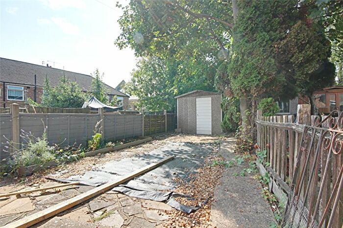 2 Bedroom Maisonette To Rent In Crest Drive, Enfield, Middlesex, EN3